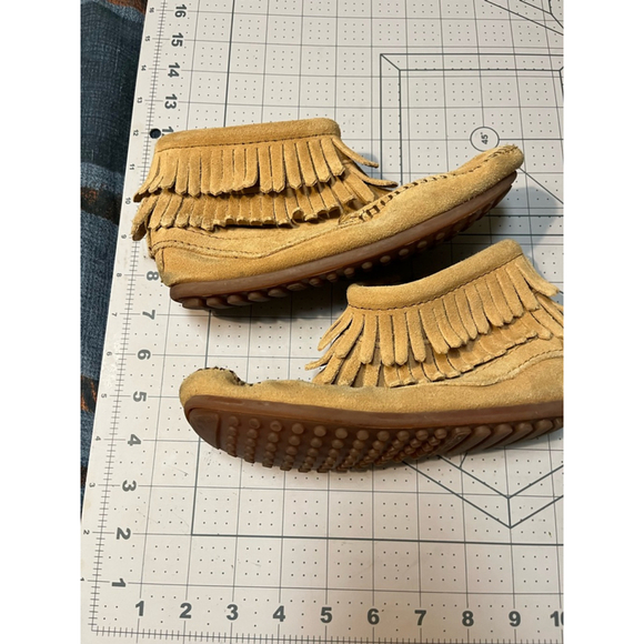 Minnetonka Moccasin Boots Size 1 Tan Fringe - Picture 1 of 7
